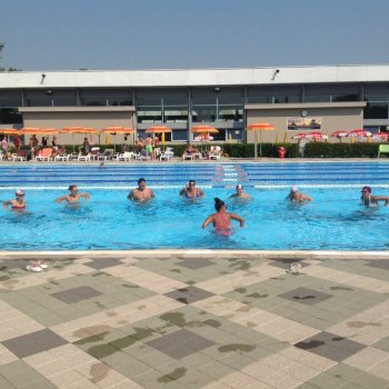 Attività presso la piscina esterna