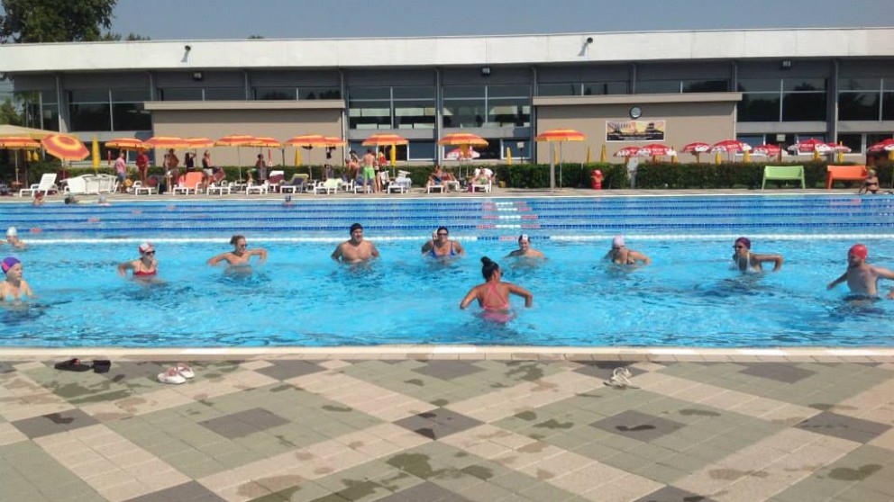 Attività presso la piscina esterna